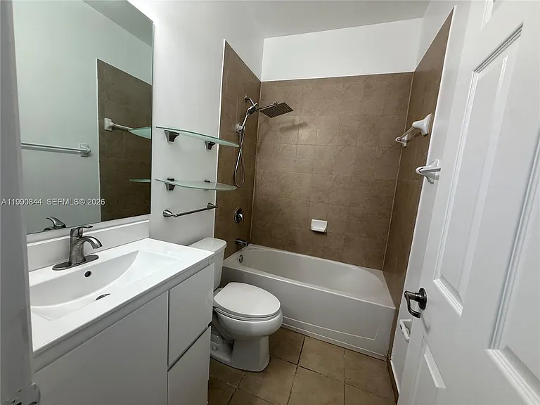 134 SE 28th Ter #6 — Photo 11