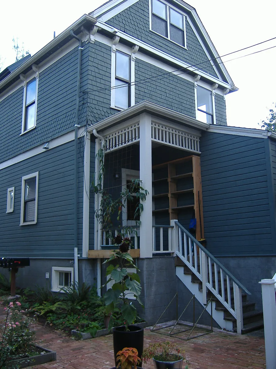 Lower unit back entrance - 915B 17th Ave
