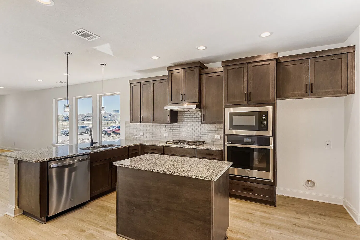 4 bed, 2.5 bath, 2274 sqft, $2,700 — Photo 3