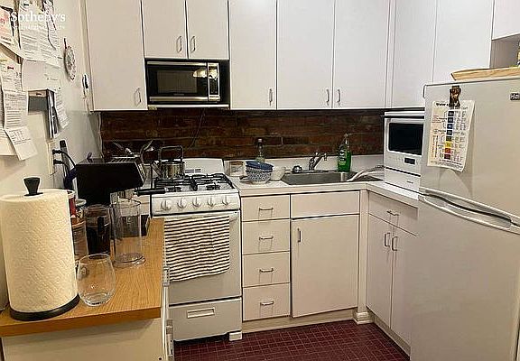 3rd image of 41 W 71st St APT 2D