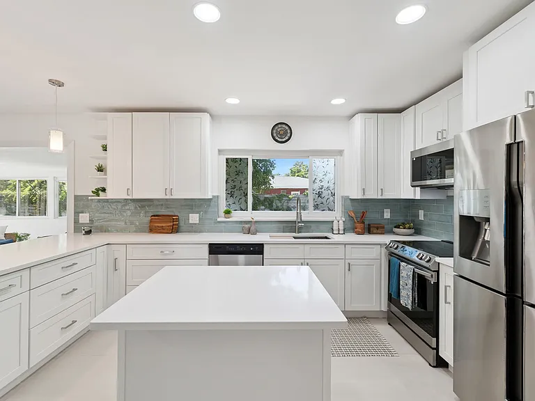 2335 Tropical Shores Dr SE — Photo 2