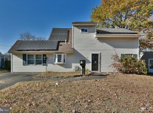53 Ruby Ln, Levittown, PA 19055