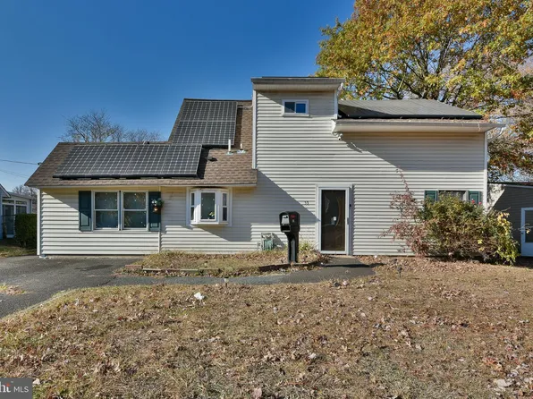 53 Ruby Ln, Levittown, PA 19055