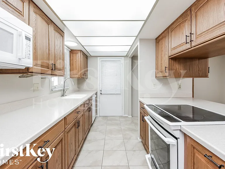 614 E Greenway Dr — Photo 7