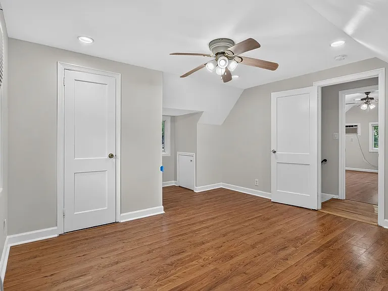 670 John St — Photo 14