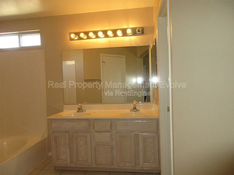 7418 W Eva St — Photo 16