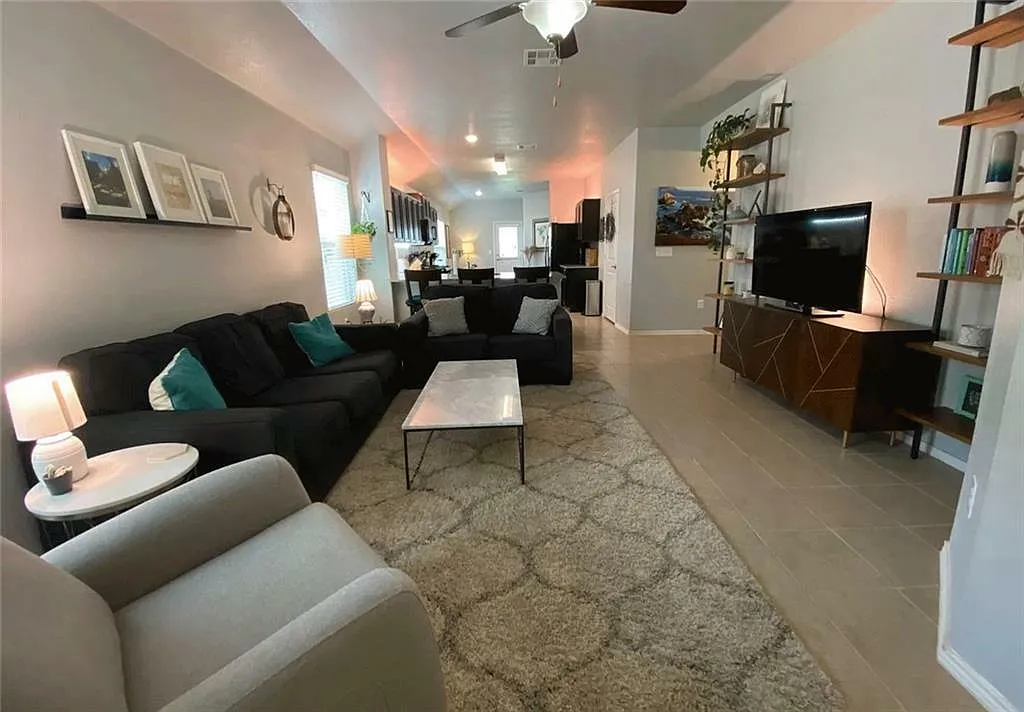 3 bed, 2.0 bath, 1463 sqft, $2,095 — Photo 2