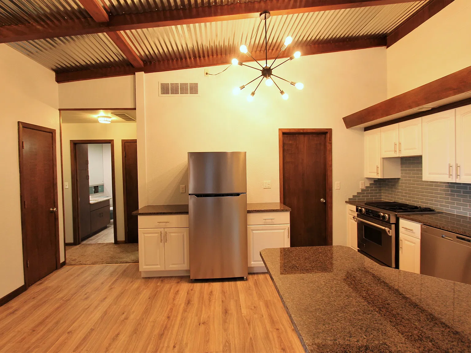 3 bed, 1.5 bath, 1150 sqft, $1,800 — Photo 3