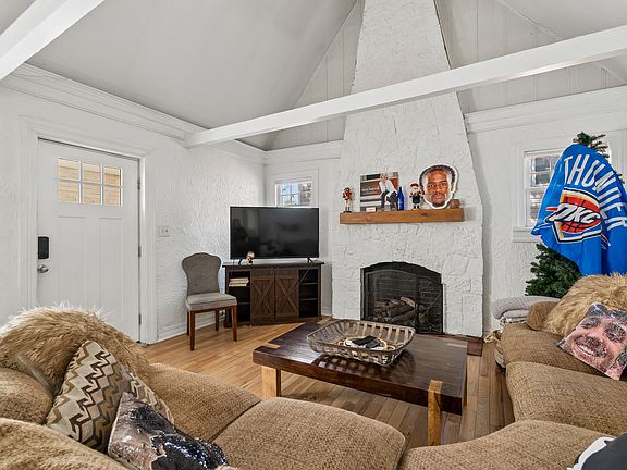 4th image of 1023 College Ave
