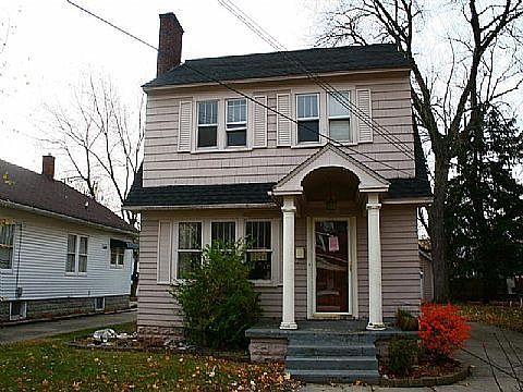 1st image of 826 Hazen St SE