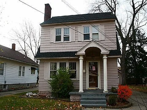 826 Hazen St SE photo 1