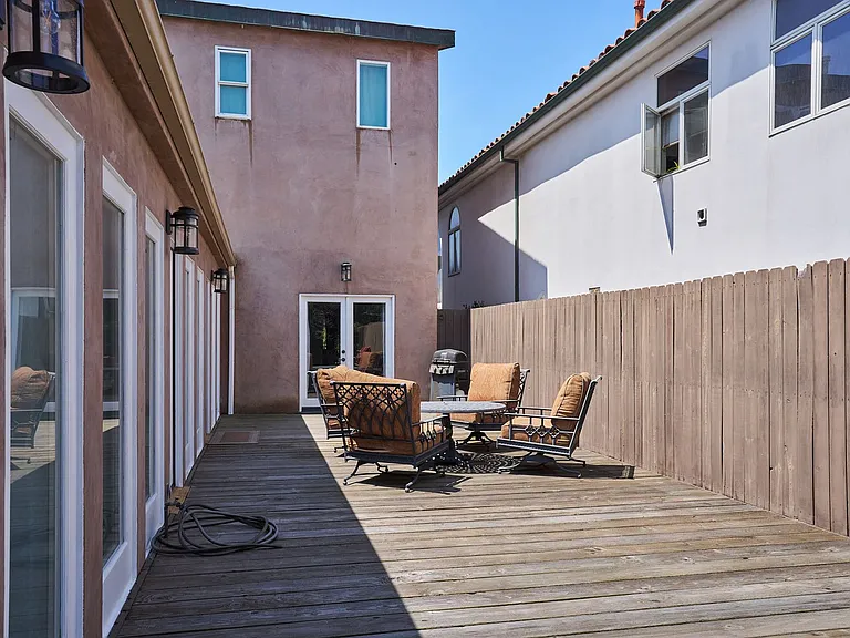 151 Napoleon St — Photo 31
