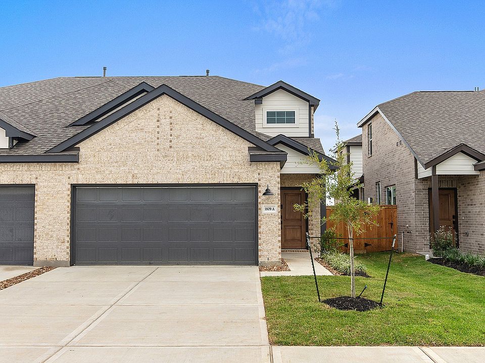 4A | 4 Bed / 2.5 Bath - Entrance With Attached Garage