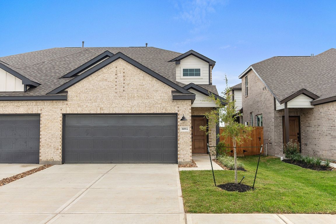 4A | 4 Bed / 2.5 Bath - Entrance With Attached Garage