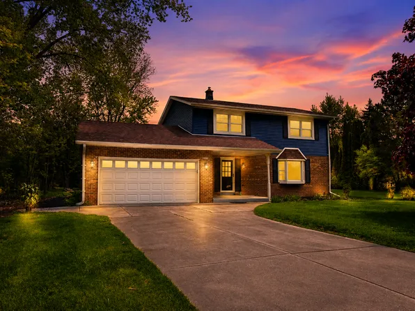 10234 N La Cresta Dr, Mequon, WI 53092