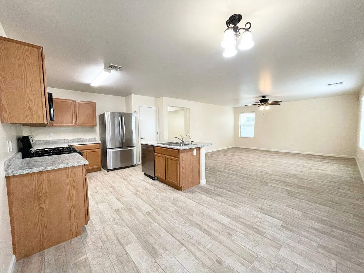 4 bed, 3.0 bath, 2301 sqft, $2,195 — Photo 4