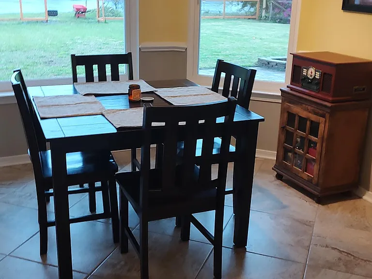 Cozy breakfast nook with views of your lake.
