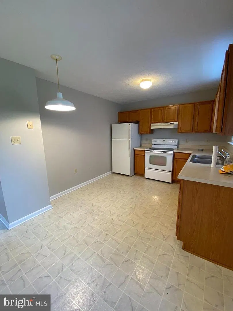 2 bed, 1.5 bath, 894 sqft, $1,600 — Photo 2
