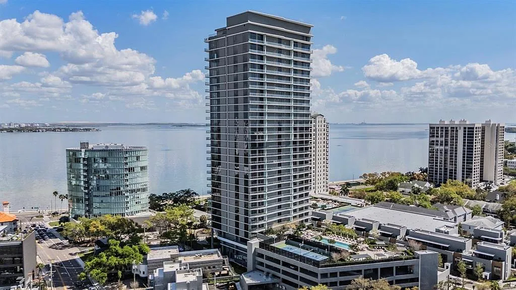 2 bed, 2.5 bath, 2305 sqft, $14,000 — Photo 3