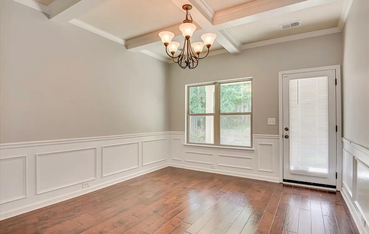 5 bed, 2696 sqft, $2,650 — Photo 2