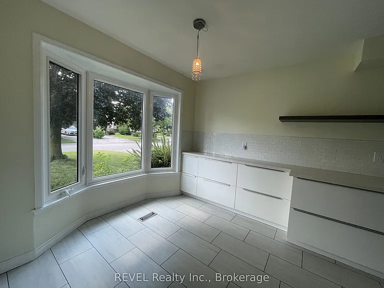 24 Rembrandt Dr — Photo 3
