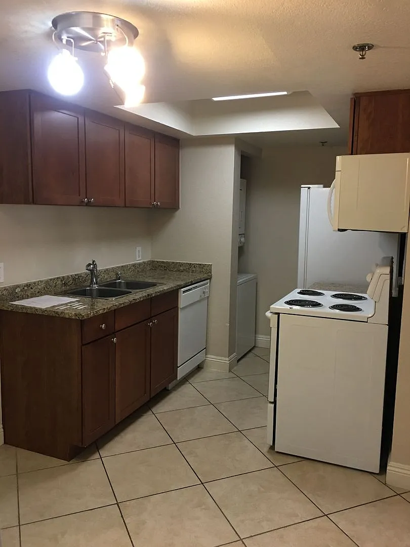Beautiful 1 Bedroom 1 Bath Condo in Guard Gated Community!! — Photo 3