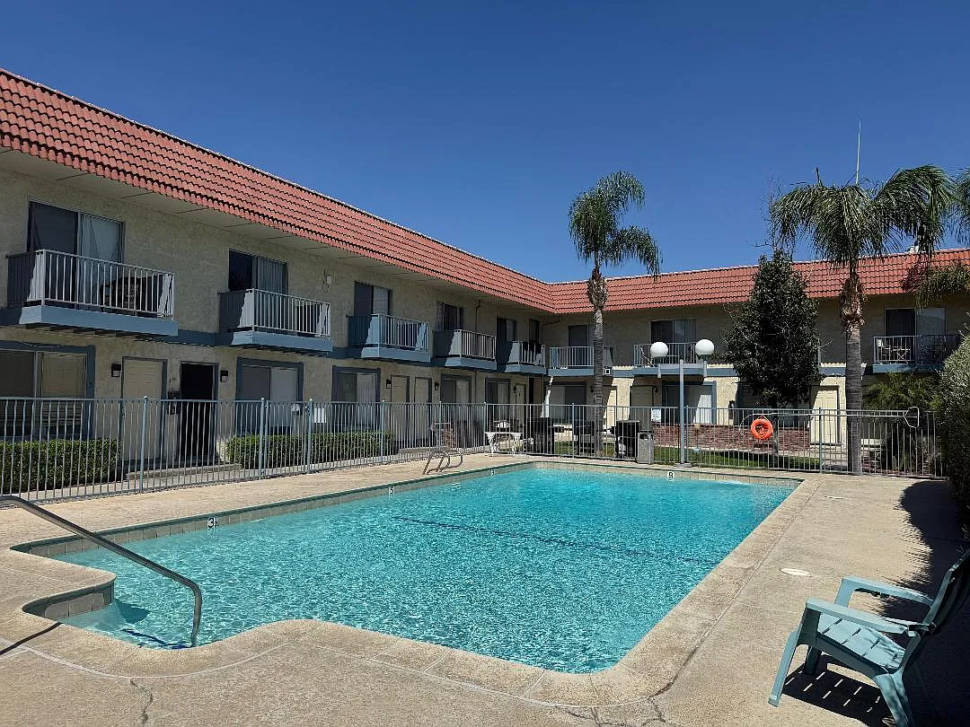 Courtyard & Pool facing North - 525 E Thornton Ave