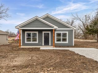 216 W 4th St, Pomona, KS 66076