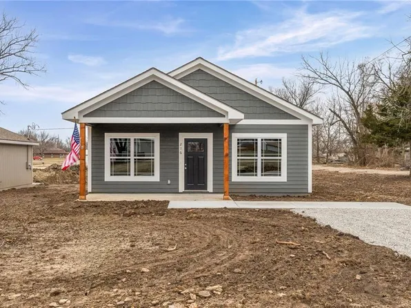 216 W 4th St, Pomona, KS 66076