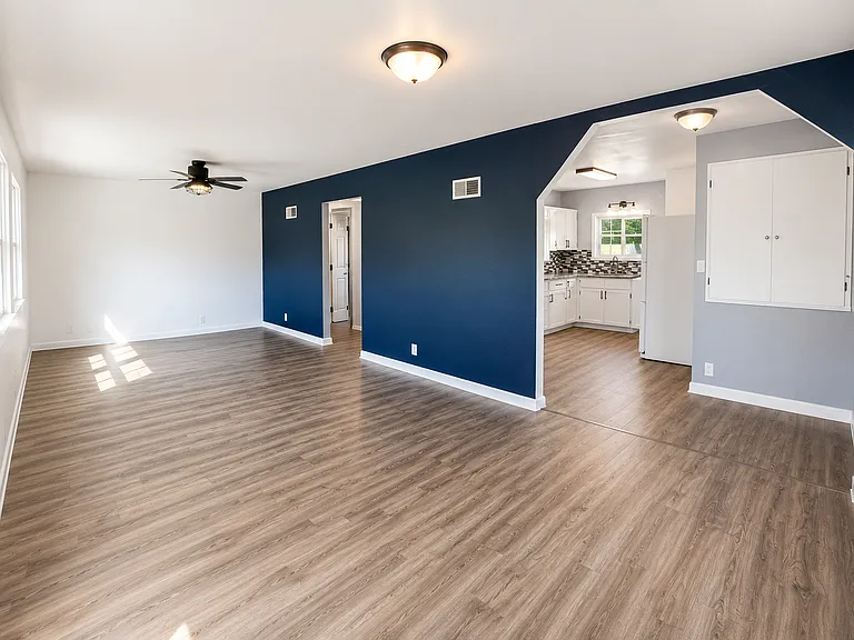 305 Beverly Rd — Photo 3