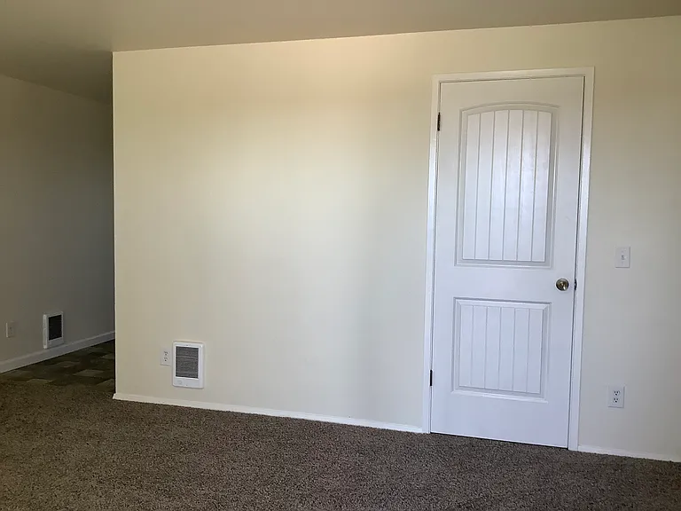1054 Callahan Dr — Photo 7