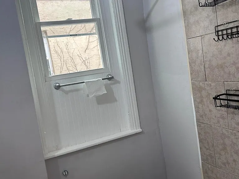 1332 N Hobart St — Photo 22