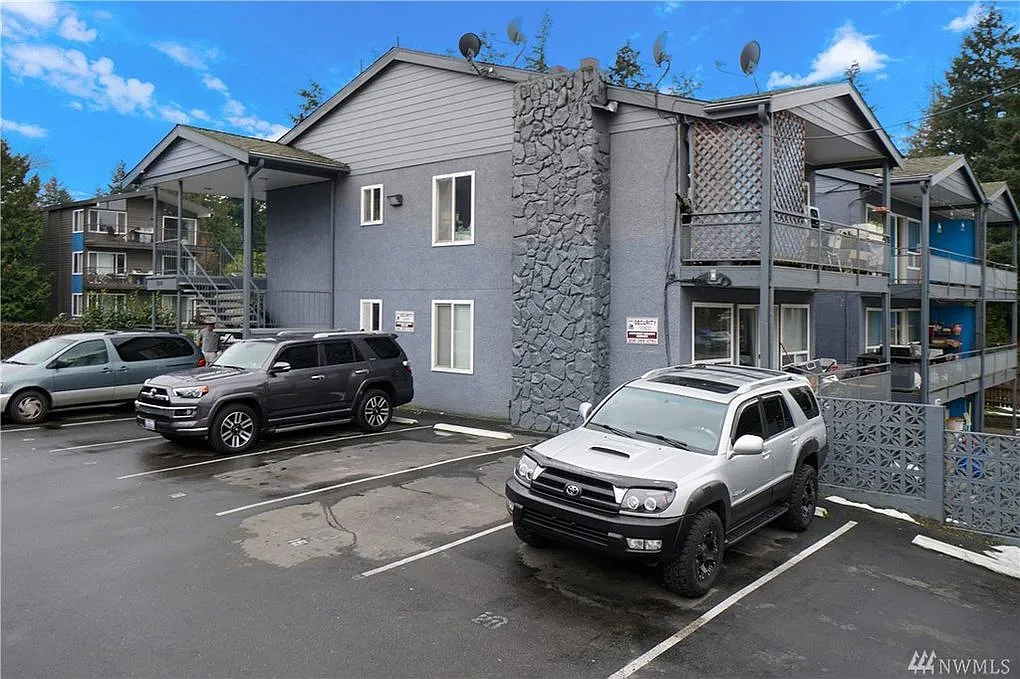 2 bed, 930 sqft, $1,800 — Photo 3