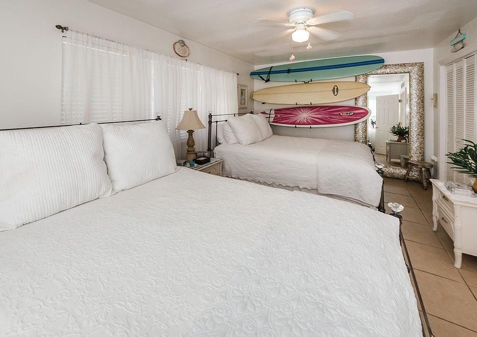 bedroom 2 queen siaze beds