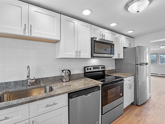 3rd image of 121 Cambridge Rd #B