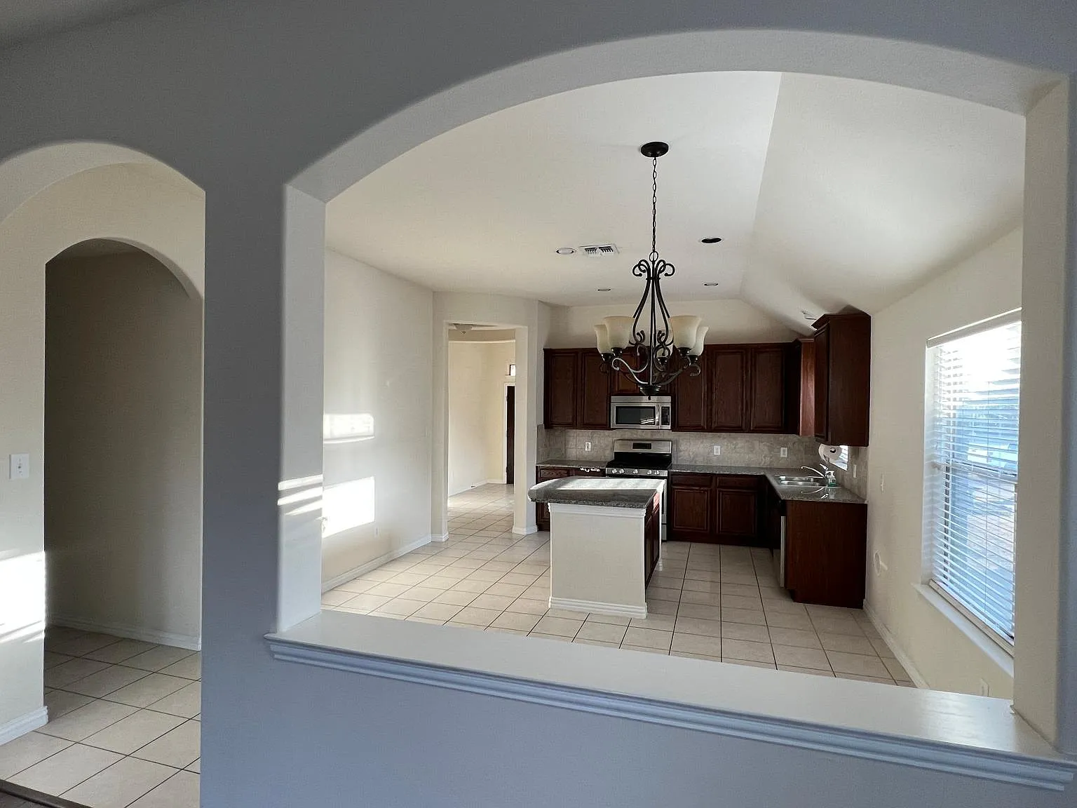 4 bed, 2016 sqft, $2,395 — Photo 4