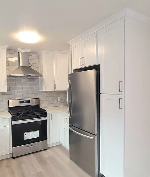 Montrose Apts — Photo 9