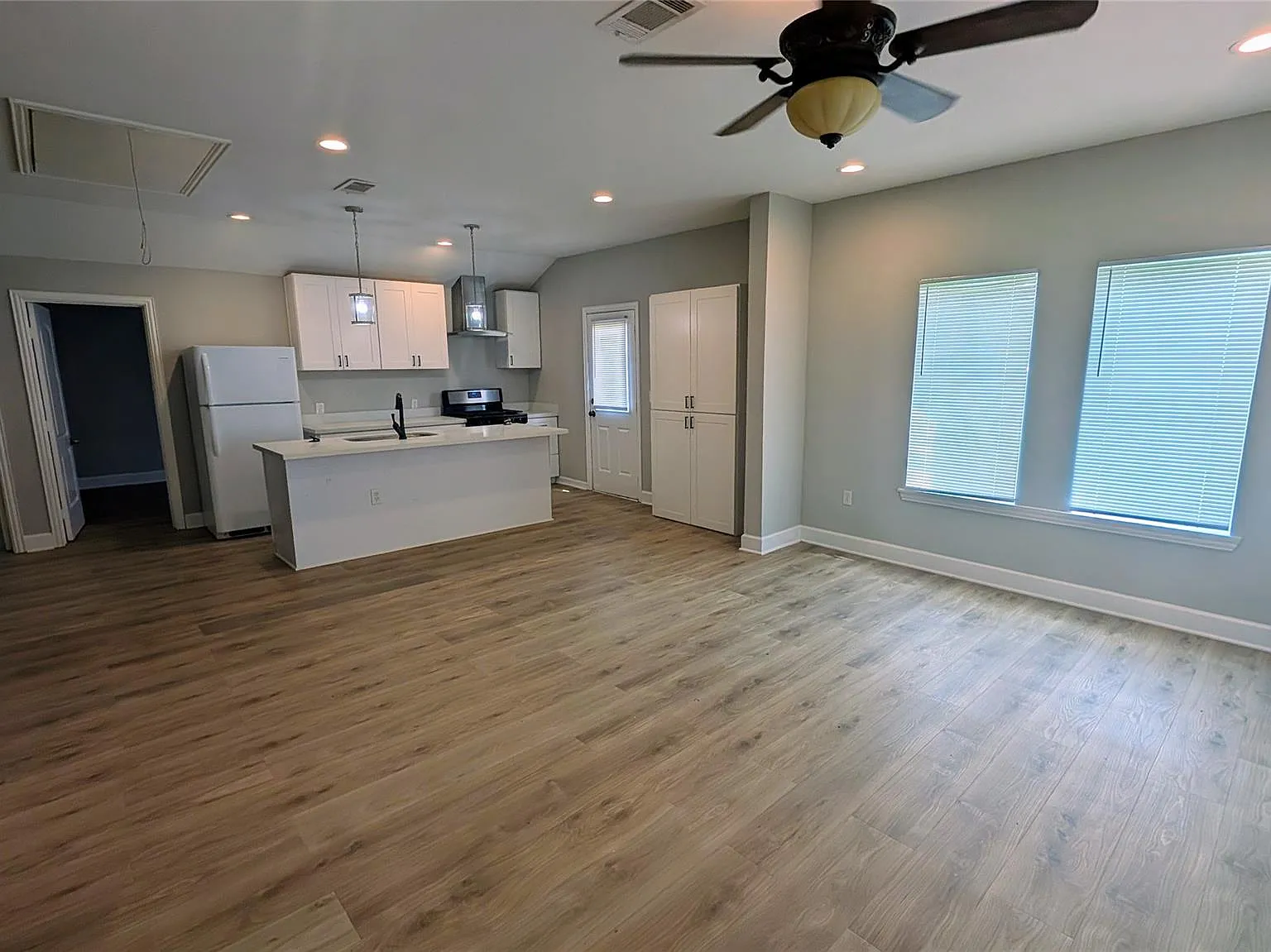 3 bed, 2.0 bath, 1400 sqft, $1,695 — Photo 4