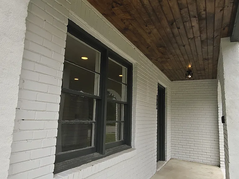 338 S Locust Ave — Photo 3