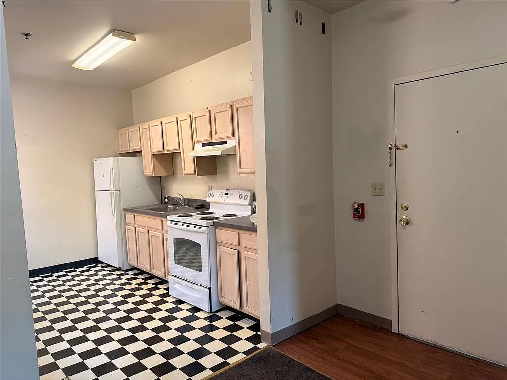 3 bed, 1.0 bath, 800 sqft, $1,650 — Photo 4
