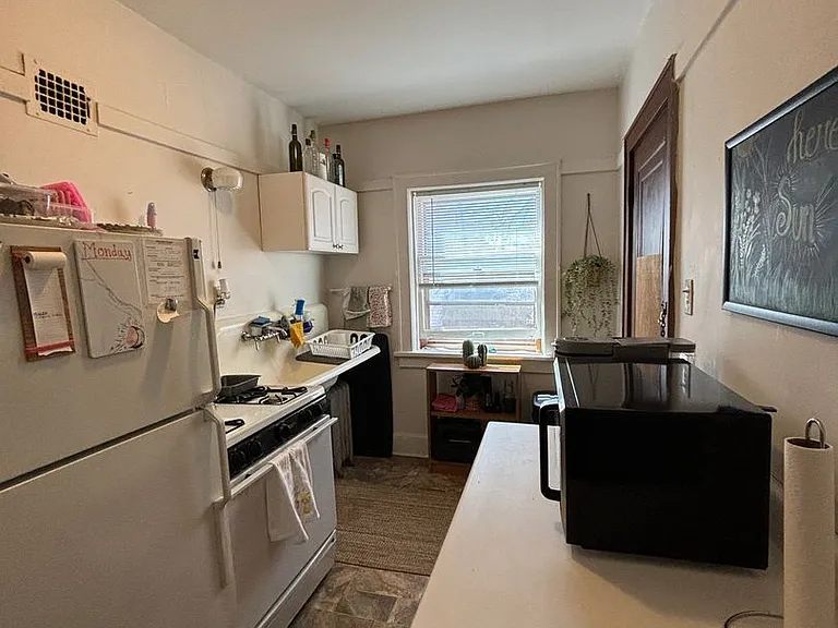 Newport Manor — Photo 19