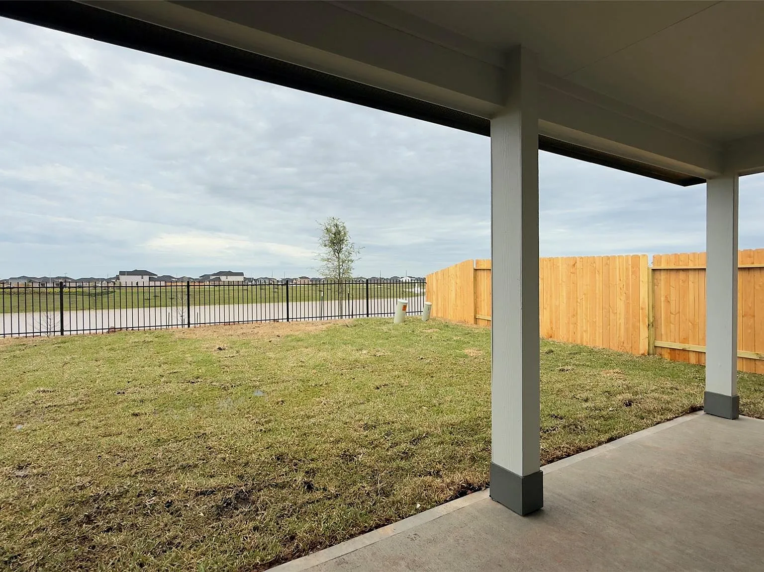 4 bed, 2.0 bath, 2031 sqft, $2,500 — Photo 2