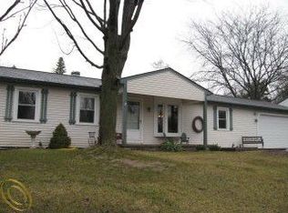 738 Los Arboles Dr, Wolverine Lake, MI 48390