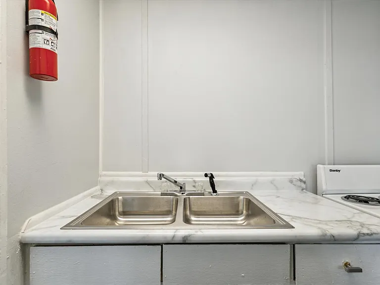 723 W Walnut St #723 — Photo 8