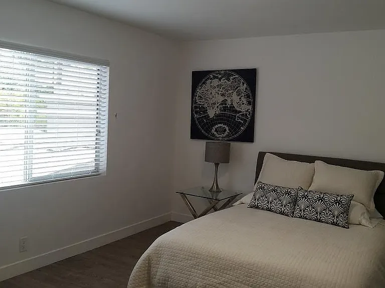 2119 N Beachwood Dr #5 — Photo 2