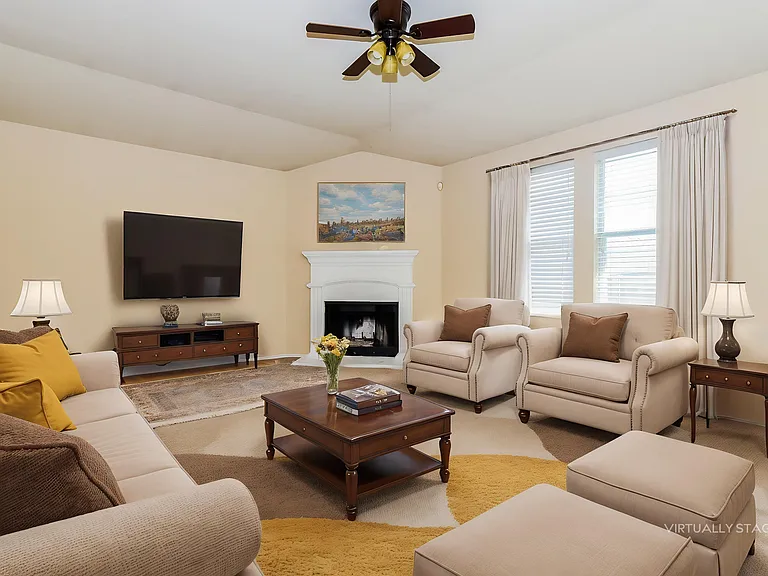 436 Grant Ln — Photo 2