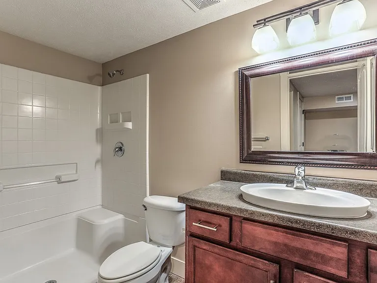 806 Park Ave — Photo 85