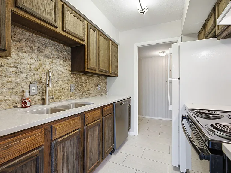 Note Tile Walls in Kitchen
