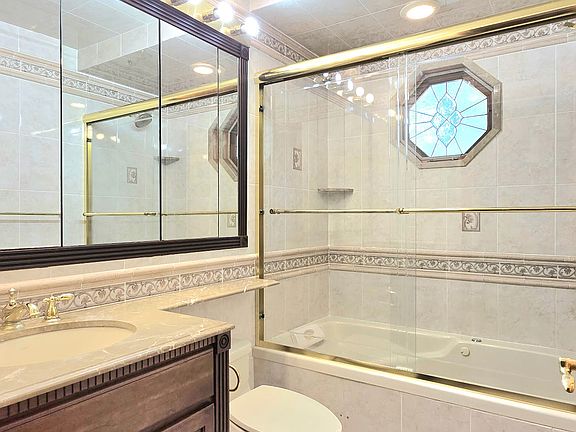 Ground level full bath