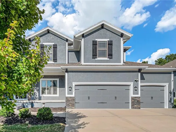 5811 Charlotte St, Shawnee, KS 66216